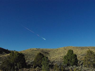 Experten vermuten einen Meteor hinter dem leuchtenden Feuerball am Himmel über der Sierra Nevada. Foto: Lisa Warren Feuerball über der Sierra Nevada