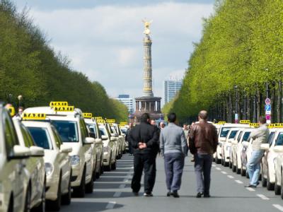 Hier geht nichts mehr: Taxen stehen auf der Straße des 17. Juni in Berlin, im Hintergrund die Siegessäule am Großen Stern. Foto: Franziska Koark Straße des 17. Juni