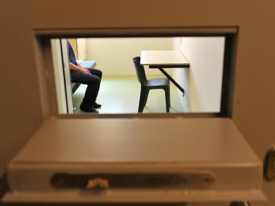 Ein Mann sitzt in der Justizvollzugsanstalt in Offenburg (Ortenaukreis) in einer Einzelzelle. Foto: Patrick Seeger/Archiv Sicherungsverwahrte
