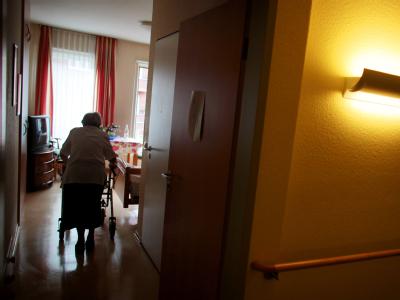 Altenheim in Köln: Nach der Veröffentlichung des neuen Pflege-Qualitätsberichts der Krankenkassen sind Mängel in deutschen Pflegeheimen wieder in den Fokus der Öffentlichkeit gerückt. Foto: Oliver Berg/Archiv Alten- und Pflegeheim