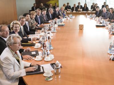 Bundeskanzlerin Angela Merkel (CDU) und ihre Kabinettsmitglieder bekommen deutlich mehr Geld. Foto: Jesco Denzel/Archiv Bundeskabinett