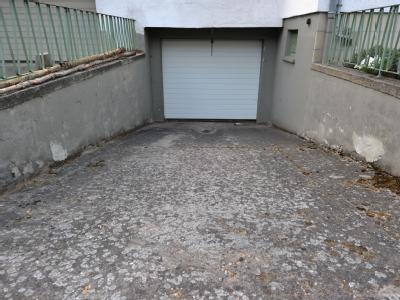 In der zu dem Haus gehörenden Garage und einem Kellerraum waren die Camping-Kühlboxen mit den Babyleichen gefunden worden. Foto: Boris Roessler Garage