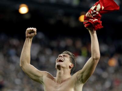 Triumph: Mario Gomez freut sich über den Sieg in Madrid. Foto: Juanjo Martin Triumph