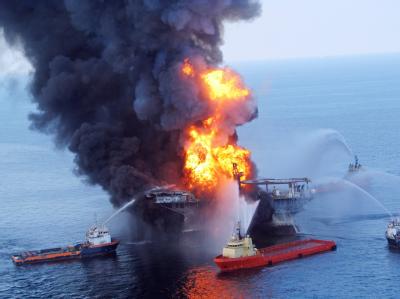 Feuer auf der Ölplattform «Deepwater Horizon»: Zwei Jahre nach der verheerenden Ölpest im Golf von Mexiko ist es zu einer ersten Festnahme gekommen. Foto: US COAST GUARD Deepwater Horizon