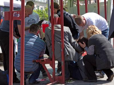 Passanten helfen einem verletzten Opfer nach einer Explosion in Dnjepropetrowsk: Foto: Information Agency Bridge Dnepr/RIA Novosti Este Hilfe