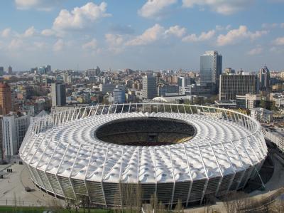 Olympiastadion in Kiew: Sämtliche 27 Mitglieder der EU-Kommission werden den Spielen der Fußball-Europameisterschaft in der Ukraine fernbleiben. Foto: Jens Kalaene/Archiv Olympiastadion Kiew