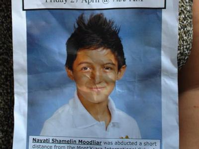 Mit diesem Plakat wurde nach dem kleinen Nayati Moodliar gesucht. Foto: EPA/STR/Archiv Nayati Shamelin Moodliar