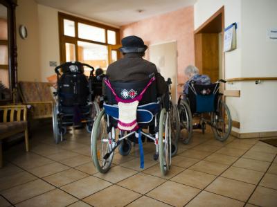 Alltag im Pflegeheim. Foto: Arno Burgi/Archiv Alltag im Pflegeheim
