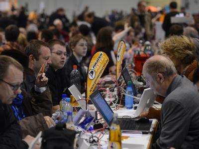 Teilnehmer des Bundesparteitags der Piraten: Im Unterschied zu den anderen Parteien verzichten die Piraten auf ein Delegiertensystem. Foto: Marcus Brandt Bundesparteitag der Piratenpartei