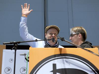 Der neue Parteivorsitzende Bernd Schlömer bedankt sich nach seiner Wahl bei den Parteimitgliedern. Foto: Marcus Brandt Bundesparteitag Piratenpartei