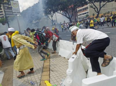 Wasserwerfer und Tränengas gegen Demonstranten in Kuala Lumpur, die freie und faire Wahlen fordern. Foto: Ahmad Yusni Zusammenstöße bei Demo in Malaysia