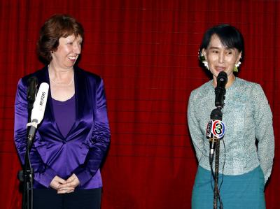 Die EU-Außenbeauftragte Catherine Ashton hat mit Oppositionsführerin Aung San Suu Kyi eine neue EU-Vertretung in der Hafenstadt Rangun eröffnet. Foto: Nyein Chan Naing Ashton und Aung San Suu Kyi