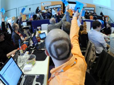 Parteimitglieder stimmen während des Bundesparteitags der Piratenpartei in Neumünster über einen Antrag ab. Foto: Marcus Brandt Abstimmung