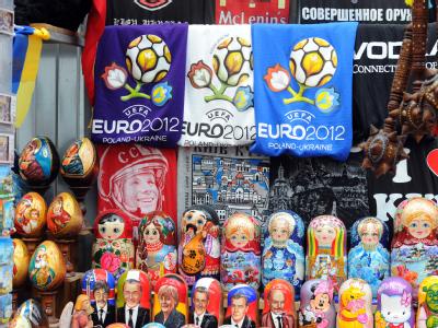 Zwischen Juri Gagarin und Matroschkas: Shirts mit dem Logo der Euro 2012 in Kiew. Foto: Jens Kalaene Ukraine