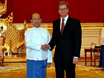 Birmas Präsident Thein Sein begrüßt Außenminister Westerwelle in Rangun. Foto: str/epa Birmas Präsident Thein Sein und Außenminister Westerwelle