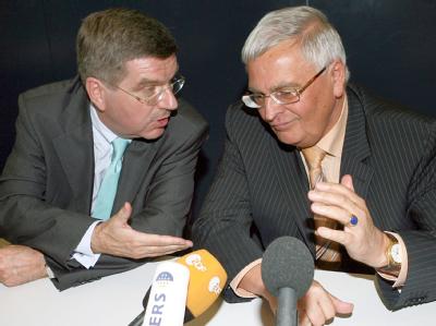 Thomas Bach (l) und Theo Zwanziger raten von einem sportlichen Boykott der Fußball-EM in der Ukraine ab. Foto: Frank May Thomas Bach und Theo Zwanziger