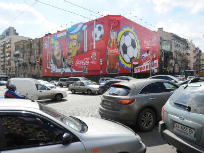 Sponsor Coca-Cola wirbt anlässlich der UEFA Euro 2012 Fußball-EM Polen-Ukraine in Kiew auf dem Boulevard Kreschatik. Foto: Jens Kalaene/Archiv Boulevard Kreschatik