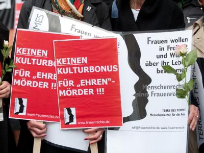 Demonstrantinnen vor dem Landgericht in Detmold. Foto: Bernd Thissen Demonstrantinnen