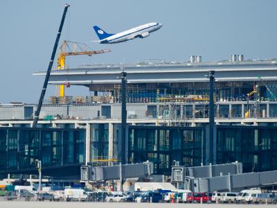 Ein Passagierflugzeug startet hinter dem neuen Terminal am Flughafen Berlin Brandenburg in Schönefeld (Dahme-Spreewald). Foto: Patrick Pleul/Archiv Flughafen Schönefeld