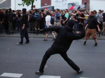 Demonstranten werfen im Berliner Stadtteil Kreuzberg bei der 1. Mai in Berlin