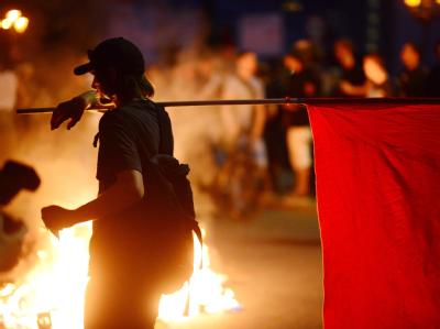 Demonstranten haben während der «Revolutionären 1. Mai-Demonstration» in Berlin-Kreuzberg Mülltonnen angezündet. Foto: Hannibal 1. Mai in Berlin