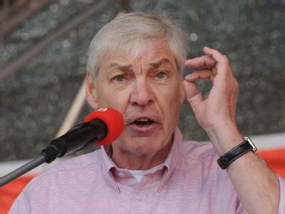Der DGB-Bundesvorsitzende Sommer geißelte die Sparbemühungen im kriselnden Europa als falsche Politik auf dem Rücken der meisten Arbeitnehmer. Foto: Franziska Kraufmann Michael Sommer