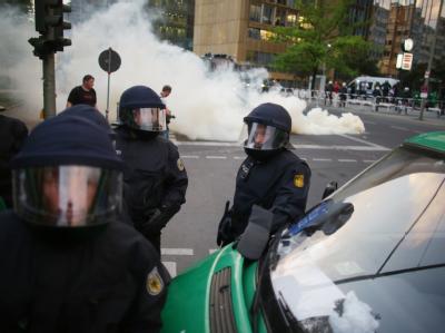 Vor dem Axel-Springer-Hochhaus in Kreuzberg flogen Feuerwehrskörper auf die Polizei. Die Demonstranten protestieren in diesem Jahr gegen die Wohnungspolitik und steigende Mieten. Foto: Kay Nietfeld 1. Mai in Berlin