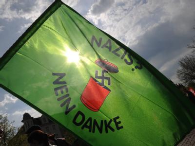 Demonstration gegen eine NPD-Kundgebung in Neumünster. Ein breites Bündnis von Parteien, Gewerkschaften und Verbänden hat zu Protestkundgebungen gegen die Versammlung der NPD aufgerufen. Foto: Marcus Brandt Anti-NPD-Demonstration