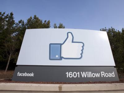 Das Firmenschild von Facebook in Menlo Park in Kalifornien in den USA. Foto: Peter DaSilva/Archiv Schild