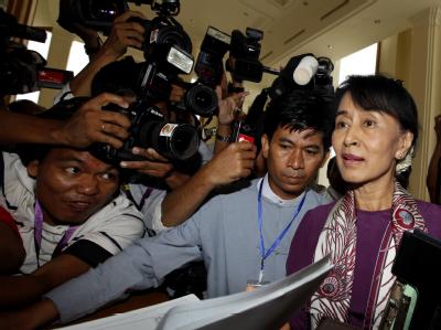 Birmas Friedensnobelpreisträgerin Aung San Suu Kyi nach der Vereidigung: «Ich bin sehr glücklich, im Parlament zu sein». Foto: Nyein Chan Naing Aung San Suu Ky im Parlament