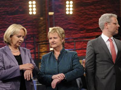 Ministerpräsidentin Kraft (SPD), Sylvia Löhrmann (Grüne) und Bundesumweltminister Röttgen (CDU, v.l.) vor dem TV-Duell. Foto: Marius Becker/Archiv Wahlarena im WDR