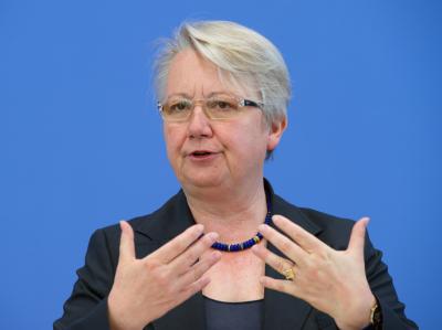 Bildungsministerin Annette Schavan (CDU) sieht sich dem anonymen Vorwurf von Plagiaten in ihrer Doktorarbeit ausgesetzt. Sie soll demnach Quellen nicht immer ausreichend benannt haben. Foto: Soeren Stache/Archiv Annette Schavan