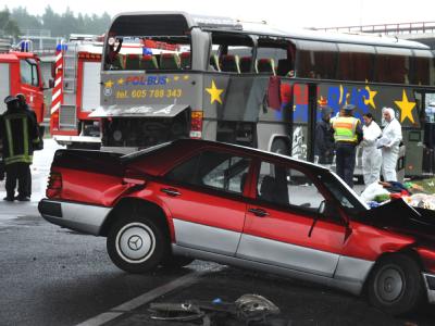 Bei dem verheerenden Busunglück nahe Berlin im September 2010 starben 14 Menschen aus Polen, mehr als 30 wurden verletzt. Foto: Patrick Pleul Prozess nach Reisebusunglück