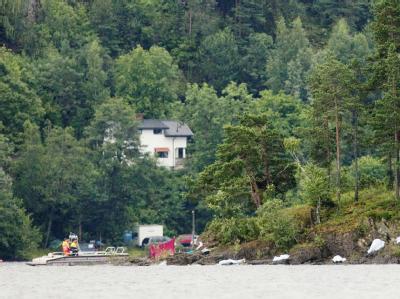 Ort des Grauens: Leblose Körper liegen am Ufer der Insel Utoya. Hier hatte Breivik am 22. Juli vergangenen Jahres 69 fast durchweg jugendliche Teilnehmer eines sozialdemokratischen Sommerlagers getötet. Foto: Kristoffer Oeverli Andersen/Archiv Utoya