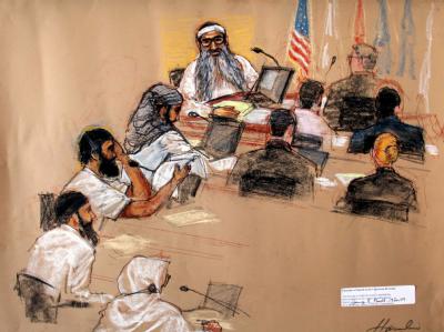 Die Gerichtszeichnung zeigt die mutmaßlichen Hauptdrahtzieher der Terroranschläge vom 11. September 2001. Foto: Janet Hamlin «Guantánamo Five» vor Gericht