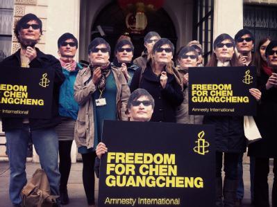 Aktivisten von Amnesty International demonstrieren für den chinesischen Bürgerrechtler Chen Guangcheng in London. Foto: Amnesty International Solidaritätskundgebung für Chen Guangcheng