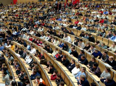 Der Bund soll künftig auch dauerhaft «Einrichtungen der Wissenschaft» an Hochschulen unterstützen können. Foto: Uli Deck/ Symbol Hörsaal