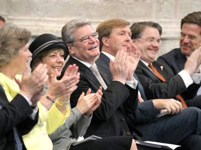 Bundespräsident Joachim Gauck (M) und seine Lebensgefährtin Daniela Schadt zusammen mit Prinz Willem Alexander in der Grote Kerk in Breda. Foto: Wolfgang Kumm Applaus