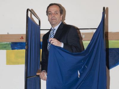 Größer als die Wahlkabine: Antonis Samaras. Foto: Nikitas Kotsiaris Samaras