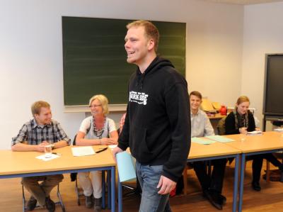 Der Spitzenkandidat der Piratenpartei für die Landtagswahl in Schleswig-Holstein, Torge Schmidt, im Wahllokal in Büdelsdorf. Foto: Marcus Brandt Torge Schmidt