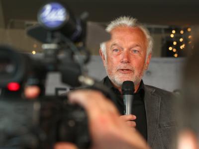 FDP-Spitzenkandidat Wolfgang Kubicki zeigt sich voller Freude nach Bekanntgabe der ersten Prognosen zur Landtagswahl Schleswig-Holstein. Foto: Ulrich Perrey FDP-Spitzenkandidat Wolfgang Kubicki