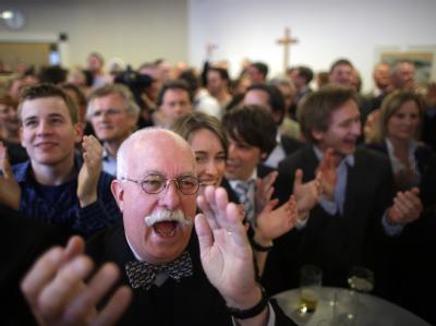 CDU-Anhänger jubeln in Kiel nach Bekanntgabe der ersten Prognose zur Landtagswahl Schleswig-Holstein. Foto: Kay Nietfeld Landtagswahl Schleswig-Holstein