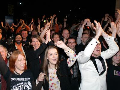 Mitglieder der Piratenpartei jubeln in Kiel nach Bekanntgabe der ersten Prognosen zur Landtagswahl in Schleswig-Holstein. Foto: Daniel Bockwoldt Piraten jubeln