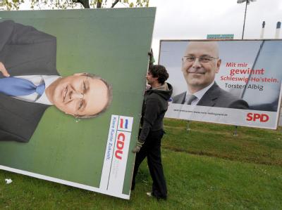 Abtransport: In Neumünster werden Wahlplakate demontiert. Foto: Carsten Rehder Abtransport