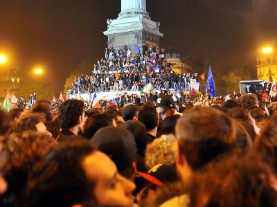 Im siebten Himmel: Mit einer Riesensause wird am Sonntagabend auf dem geschichtsträchtigen Pariser Bastille-Platz gefeiert. «Sarko ist am Ende», jubeln die Anhänger Hollandes im Champagner-Rausch. Foto: Nicolas Bouvy Jubel-Taumel