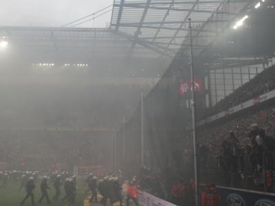 Auseinandersetzungen wie diese zwischen Fans und Ordnungskräften beim Bundesliga-Spiel zwischen dem 1. FC Köln und FC Bayern München beschäftigen die Innenminister der Länder. Foto: Rolf Vennenbernd Rauchschwaden