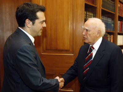Alexis Tsipras beim Treffen mit Griechenlands Präsident Karolos Papoulias. Foto: Simela Pantzartzi Tsipras und Papoulias