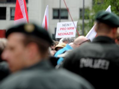 In Bonn führten Provokationen von Rechtsextremen zu Gewaltausbrüchen von Islamisten. In Köln blieb es heute bei massiver Polizeipräsenz ruhig. Foto: Henning Kaiser Pro NRW Kundgebung in Köln