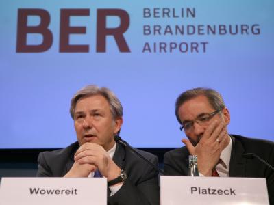 Sauer, enttäuscht und fassungslos: Berlins Regierender Bürgermeister Klaus Wowereit (l.) und Brandenburgs Ministerpräsident Matthias Platzeck (beide SPD). Foto: Stephanie Pilick Hauptstadtflughafen Willy Brandt Airport - Pk