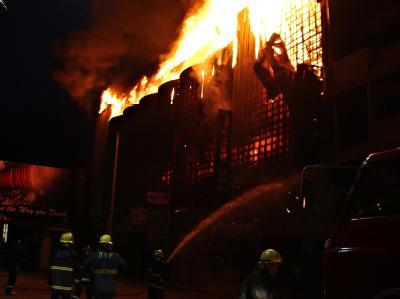 Feuerwehrleute während der Löscharbeiten: Drei Menschen haben sich mit einem Sprung aus dem Fenster retten können. Foto: STR Feuerwehreinsatz